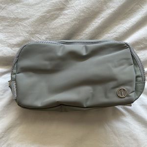 LULULEMON Everywhere Belt Bag Silver Drop